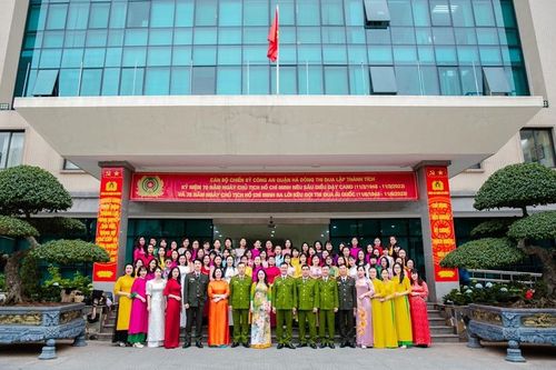 Hội phụ nữ Công an quận Hà Đông báo công dâng Bác