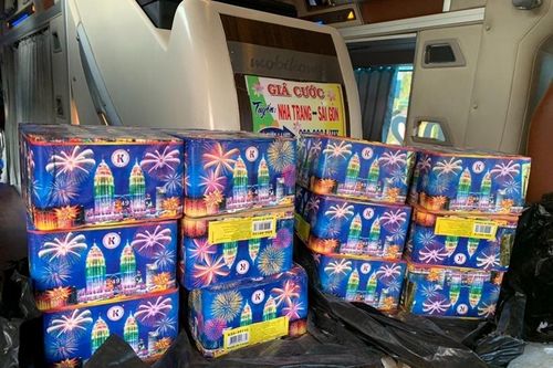 Bắt tài xế xe khách Khánh Hòa – TP Hồ Chí Minh chở pháo nổ