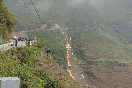 Xe tải chở ván ép lật trên đèo Mã Pí Lèng