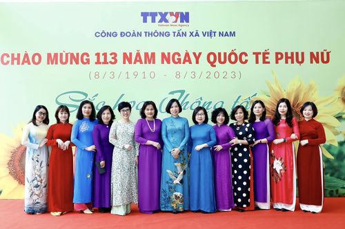Hương sắc phái đẹp Thông tấn trong tà áo dài duyên dáng