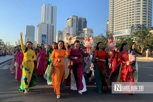 Khánh Hòa: Hơn 2.000 phụ nữ tham gia diễu hành 'Tôn vinh áo dài Việt Nam'