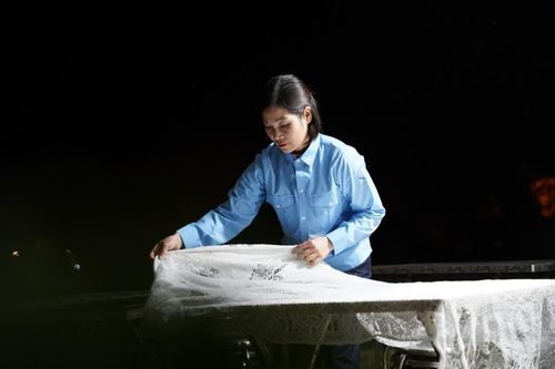 Người phụ nữ can đảm trông giữ nghĩa trang hằng đêm, rơi nước mắt khi nhắc chuyện gia đình