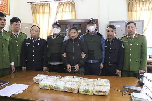 Bắt giữ người đàn ông Quảng Ngãi vận chuyển 11 kg ma túy đá