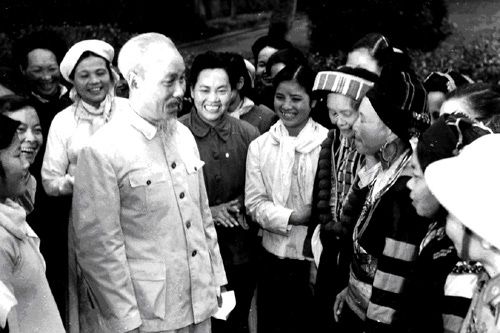 Lời Bác năm xưa: 'Non sông gấm vóc Việt Nam do phụ nữ ra sức dệt thêu mà thêm tốt đẹp, rực rỡ'