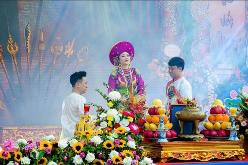 Nghệ nhân, Đồng thầy Lê Tuyết Nhung góp phần tôn vinh nghệ thuật hát chầu văn, văn hóa hầu đồng