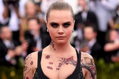 Siêu mẫu Cara Delevingne xóa loạt hình xăm sau khi cai nghiện