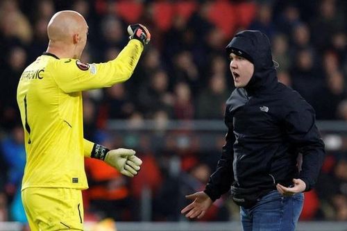 CĐV PSV phải ngồi tù 2 tháng vì đấm thủ môn Sevilla
