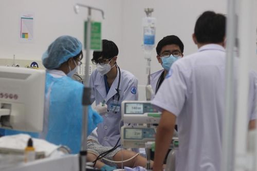 Cha mẹ có phải tạm ứng viện phí để con được cấp cứu?