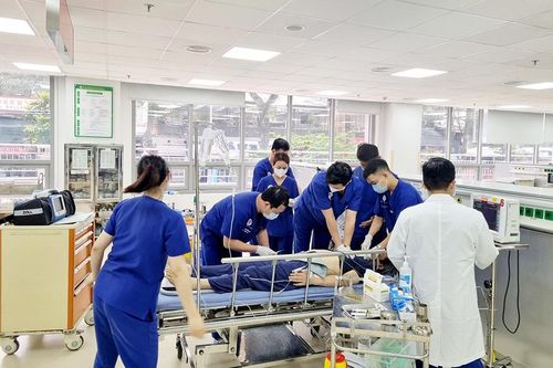 Cứu sống ca ngừng tim với nhiều hội chứng đi kèm