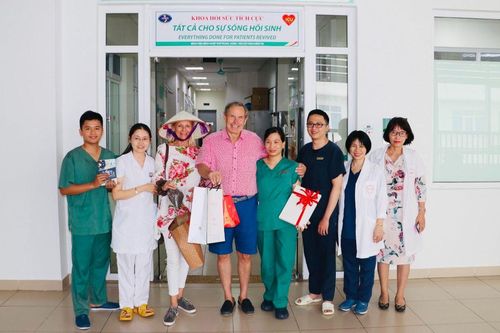 Hai bệnh nhân người Anh từng mắc Covid-19 thăm và cảm ơn các y, bác sĩ Việt Nam