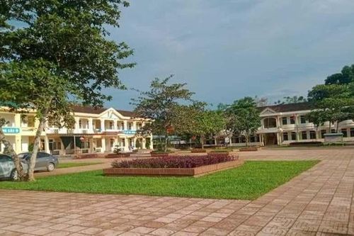 Học sinh lớp 7 rơi từ tầng 2 trường học xuống đất