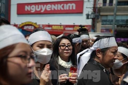 Đồng nghiệp và hàng nghìn khán giả đưa tiễn NSƯT Vũ Linh về nơi an nghỉ