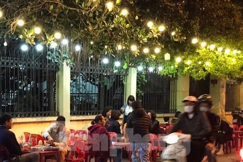 Đòi lại vỉa hè ở Hà Nội: Quán trà đá phải thu xếp vào trong ngõ