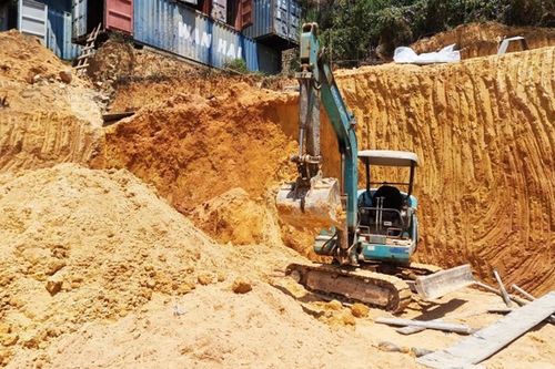 Ta luy cao 3m đổ sập đè chết một thợ hồ ở Đà Lạt