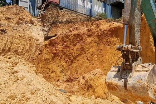 Bờ đất bất ngờ đổ sập đè nam công nhân tử vong