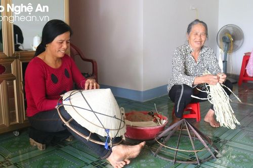 Thương nhớ nghề làm nón lá Đồng Văn