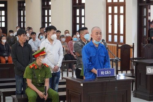 Bình Thuận: Tài xế xe Mercedes tông chết người ở bờ kè lĩnh 4 năm tù