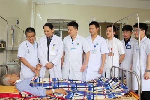 Hy hữu cụ ông được cứu sống do cây sắt đâm vào cổ, xuyên xuống phổi