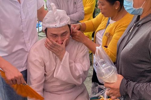 NSƯT Vũ Luân ngã quỵ trước giờ di quan trong tang lễ của NSƯT Vũ Linh