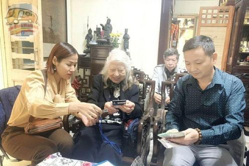 Quên 10 triệu đồng trên xe, cụ bà được nhân viên xe buýt trao trả tận nhà