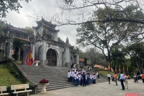 Đông đảo du khách đến tham quan, dâng hương tại Khu di tích Bà Triệu trước ngày khai hội