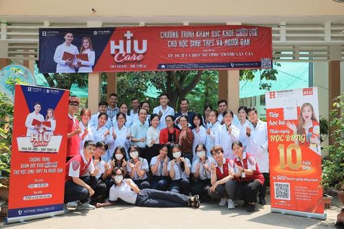 Ấn tượng: Thầy và trò cùng khoác blouse trắng, 'trao' sức khỏe, truyền cảm hứng cho thế hệ tương lai