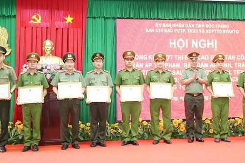 Phóng viên Báo CAND được Chủ tịch UBND tỉnh Sóc Trăng tặng Bằng khen