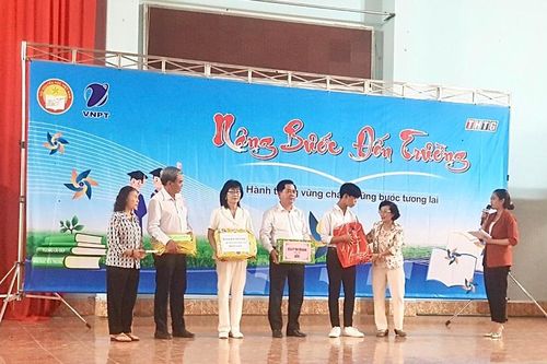 Tiền Giang: 'Nâng bước đến trường' học sinh hoàn cảnh đặc biệt khó khăn