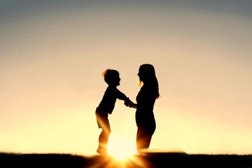 Con trai dồn tiền tiết kiệm mua quà tặng mẹ, phản ứng của người mẹ gây tranh cãi