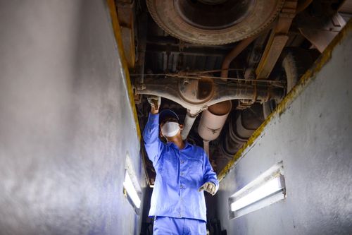 Đăng kiểm viên bị khởi tố: 'Chúng tôi giờ như ngọn đèn trước gió'