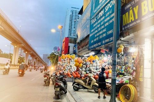 Vỉa hè bị cướp bằng 'luật rừng', giờ phải giành lại bằng được