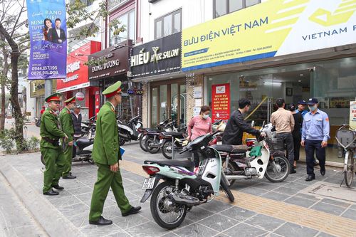 Chủ tịch Hà Nội yêu cầu nêu tên Chủ tịch quận, huyện để xảy ra lấn chiếm vỉa hè