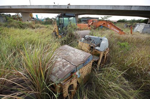 'Nghĩa địa' máy móc trên công trường cao tốc Bến Lức - Long Thành