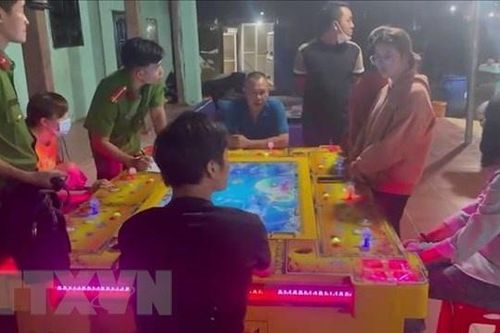 Triệt phá sòng bạc lắc bầu cua, bắt hàng chục người