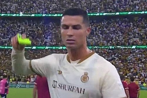 Ronaldo ném băng đội trưởng khi bị CĐV la ó