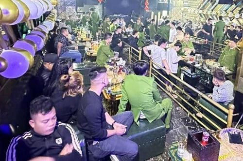 Hàng chục người bay lắc trong lounge Louis