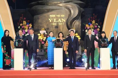 Khai mạc lễ hội đền–chùa Bà Tấm và công nhận 'Điểm du lịch Dương Xá'