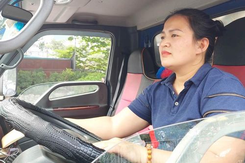 Xếp lốt từ nửa đêm chờ đăng kiểm tại 2 trung tâm vừa hoạt động trở lại