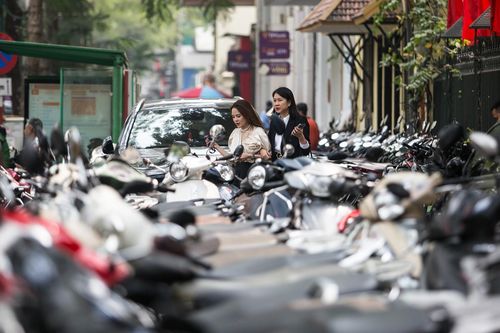 Vỉa hè Hà Nội vẫn bị lấp đầy dù đang cao điểm 'chiến dịch'
