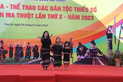 Cho học sinh tại Tp.Buôn Ma Thuột nghỉ học để tham gia Lễ hội Cà phê