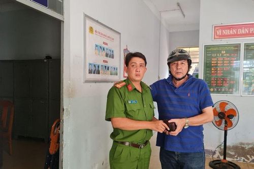 Bình Thuận: Công an kịp thời tìm được chủ nhân chiếc ví bị rơi để trao trả