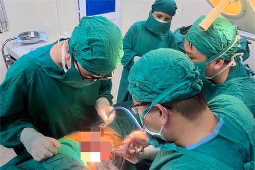 Cứu sống bệnh nhân bị cây sắt dài 30cm đâm thấu cổ