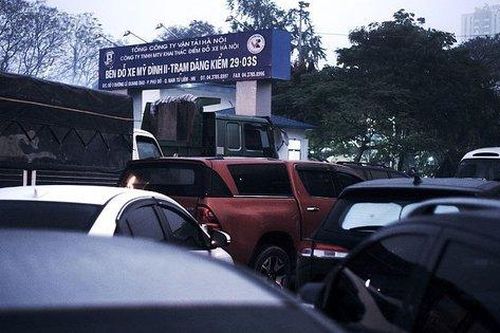 Trạm đăng kiểm 29.03S mở lại: Các chủ xe xếp hàng rồng rắn chờ đợi