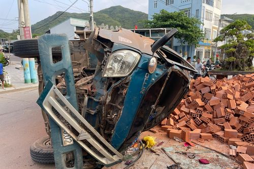 Bình Định: Xe tải lao vào bờ kè chắn sóng, 4 người thương vong