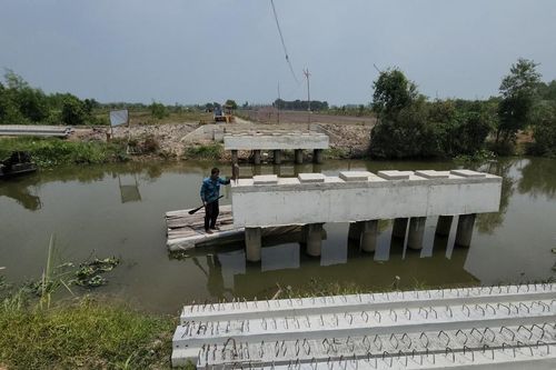 Người dân ngăn không cho đơn vị thi công gác dầm cầu