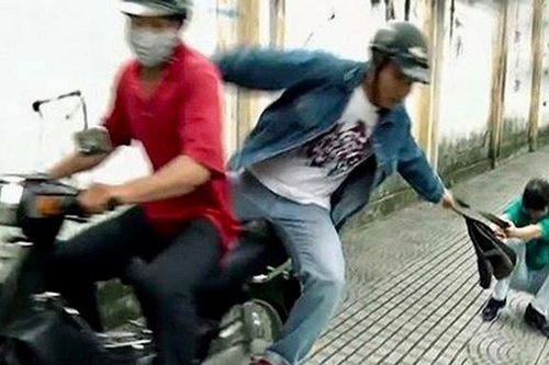Hà Nội: Ba thanh niên dùng liềm và dao tông cùng nhau đi cướp