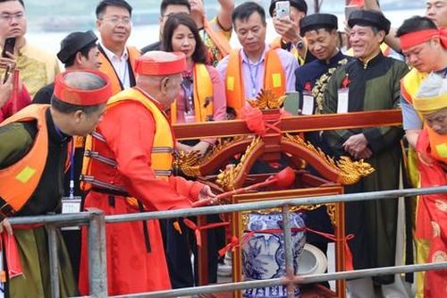 Độc đáo lễ hội cấp thủy trên sông Hồng giữa Thủ đô