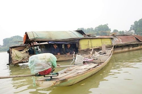 Cha vật lộn trên sông nuôi con gái mắc bệnh tâm thần phân liệt