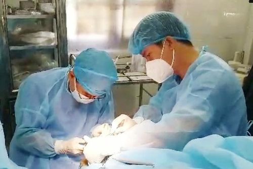 Bệnh xá đảo Trường Sa Đông cấp cứu ngư dân bị viêm ruột thừa cấp