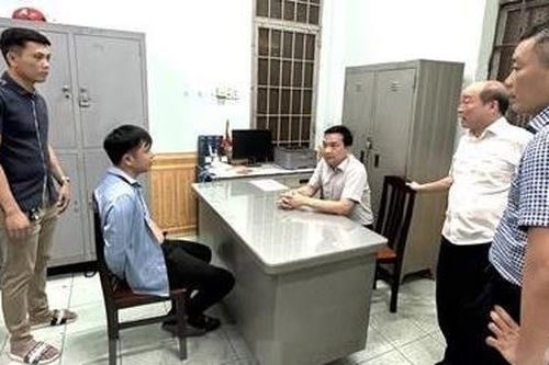 Nghẹt thở giải cứu cháu bé bị thanh niên khống chế tưới xăng dọa tự thiêu chung
